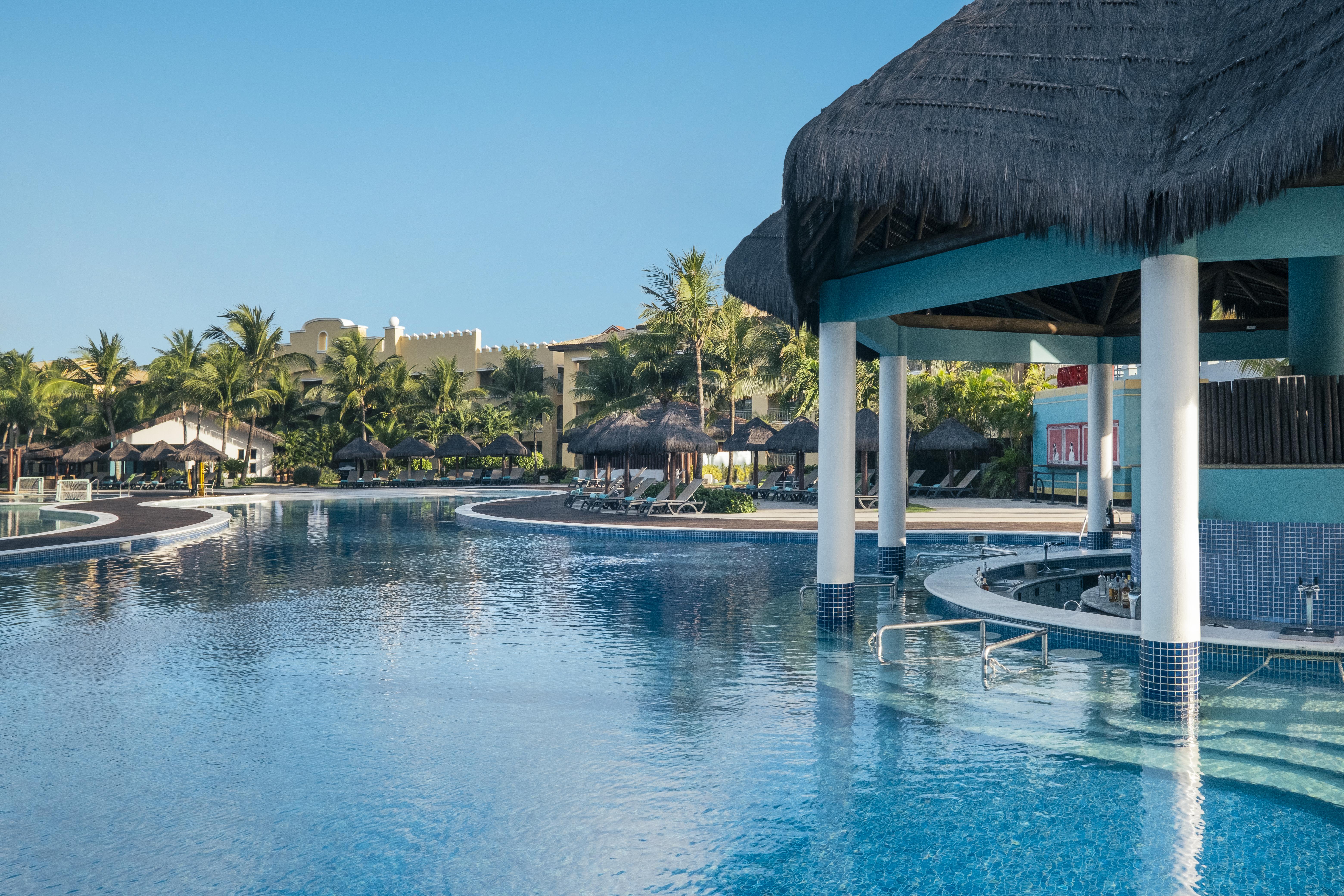 Iberostar Waves Bahia Hotel Praia do Forte Exterior photo The swim-up bar at the Grand Palladium Hotel in Cancun, Mexico